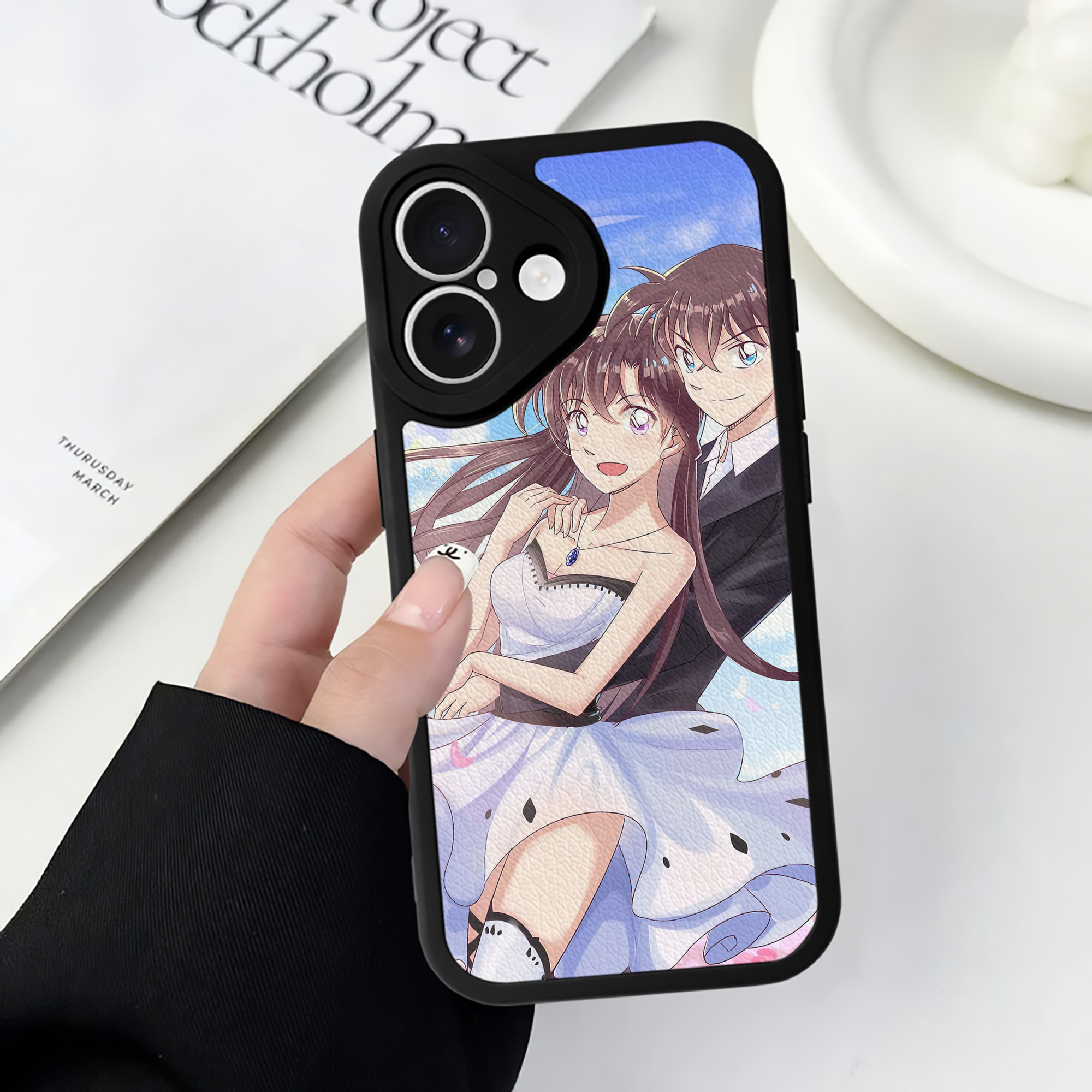（画像用） 名探偵コナン Detective Conan 【iPhone 16シリーズ対応】シリコンスマホケース（レザー調） 材質：シリコン